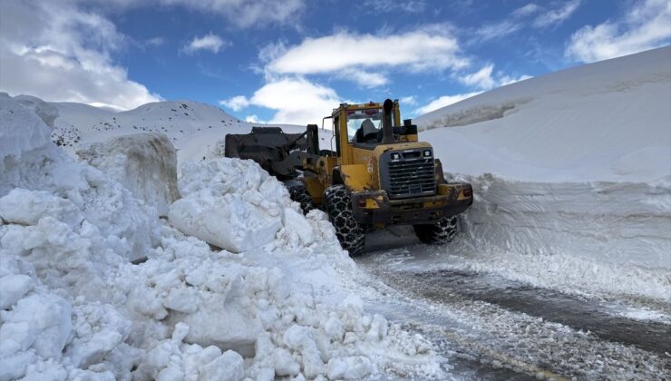 Bitlis’te baharda da metrelerce karla mücadele sürüyor