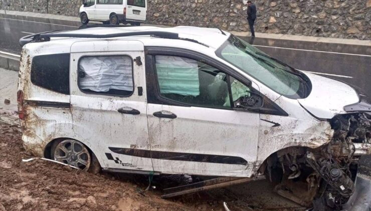 Bitlis’te devrilen hafif ticari araçtaki 5 kişi yaralandı