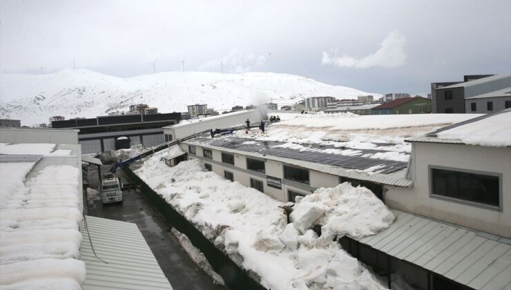Bitlis’te fabrikanın çatısındaki yaklaşık 2 metrelik kar vince takılan aparatla temizlendi