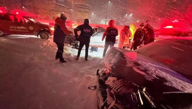 Bitlis’te iki otomobilin çarpıştığı kazada 7 kişi yaralandı