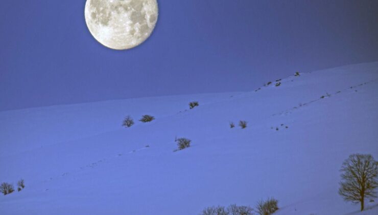 Bitlis’te karla kaplı dağların ardından yükselen dolunay görsel şölen oluşturdu