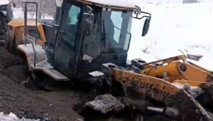 Bitlis’te Karla Mücadele Çalışması Yapan İş Makinesi Çamura Saplandı