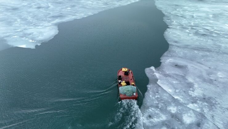 Bitlis’te Nazik Gölü’nde buzlar kısmen çözüldü