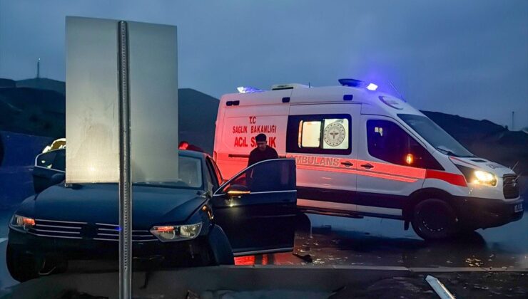 Bitlis’te refüje çarpan otomobildeki 4 kişi yaralandı