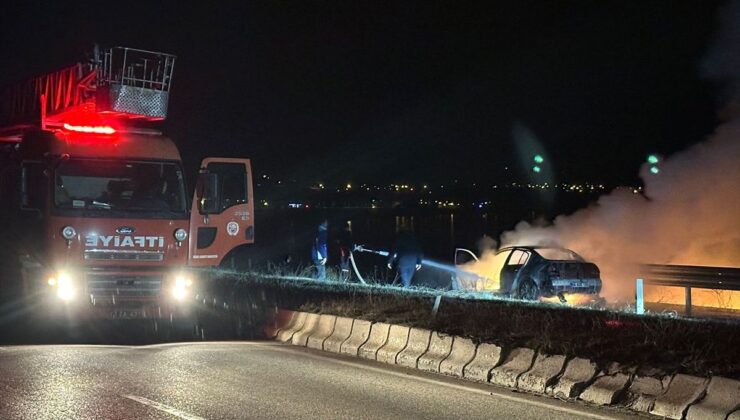 Bitlis’te seyir halindeki otomobil yandı