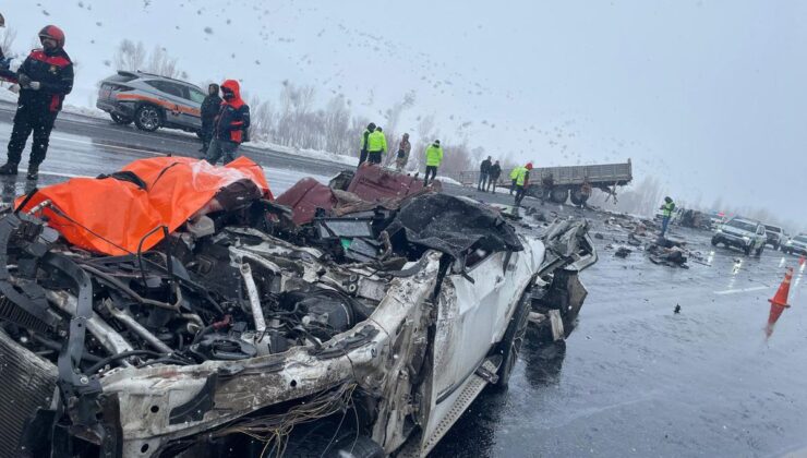 Bitlis’te TIR’a arkadan çarpan otomobilin sürücüsü ve eşi öldü