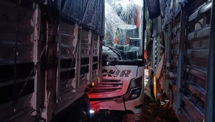 Bitlis’te tıra çarpan otobüsteki 8 kişi yaralandı