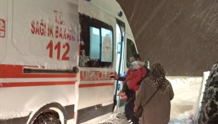 Bitlis’te yolu kardan kapanan köydeki hasta ekiplerce hastaneye ulaştırıldı