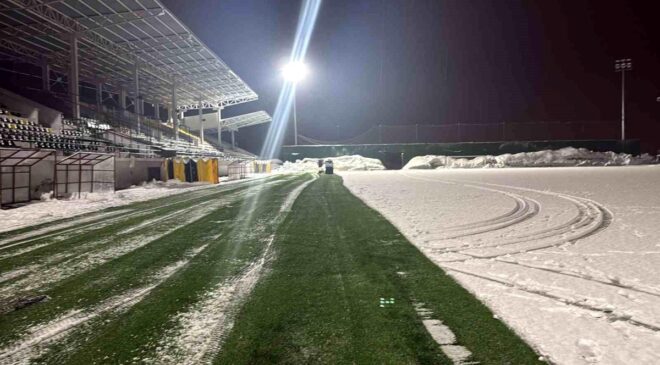 Eren Stadyumu’nda kar temizliği
