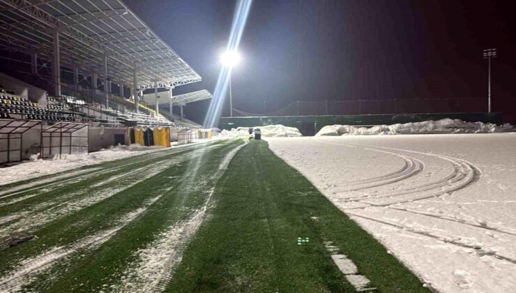 Eren Stadyumu’nda kar temizliği