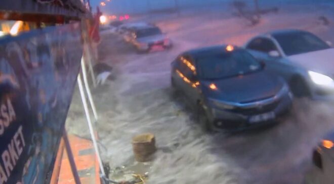 Hatay’da kuvvetli fırtınayla deniz taştı, iş yerleri zarar gördü