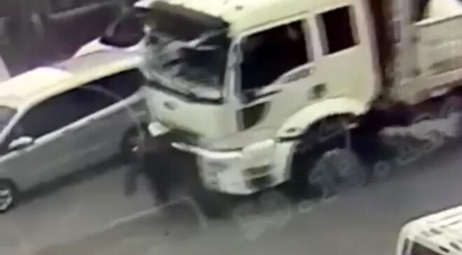 Kamyonun çarptığı yaşlı adam ağır yaralandı