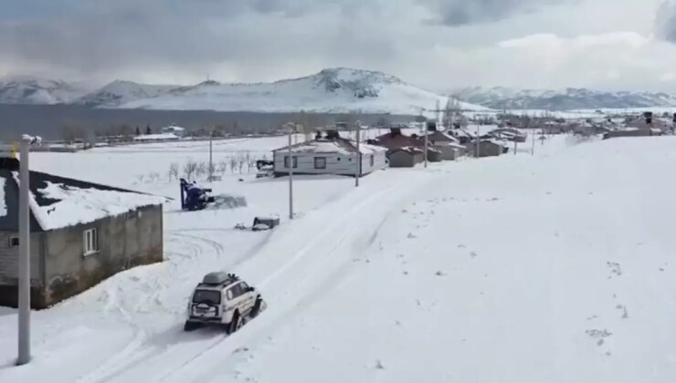 Kar ve Tipi Nedeniyle Yolu Kapanan Köyde Kadın Paletli Kar Ambulansıyla Hastaneye Ulaştırıldı