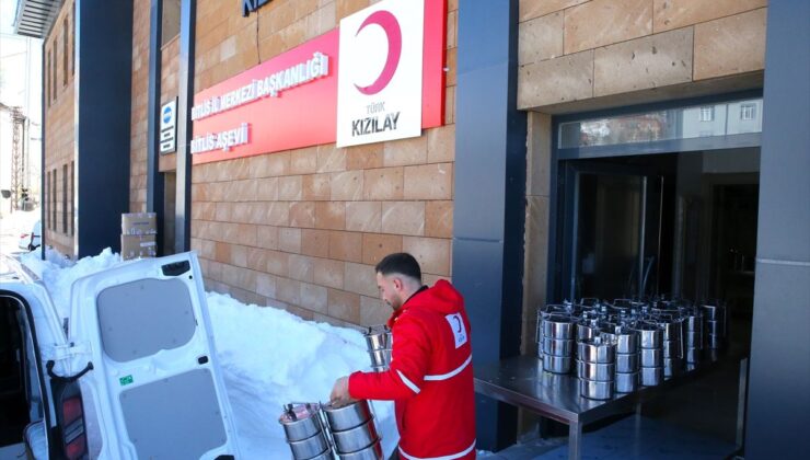 Karlı sokakları aşan Kızılay ekipleri, 165 haneye iftarlık ulaştırıyor