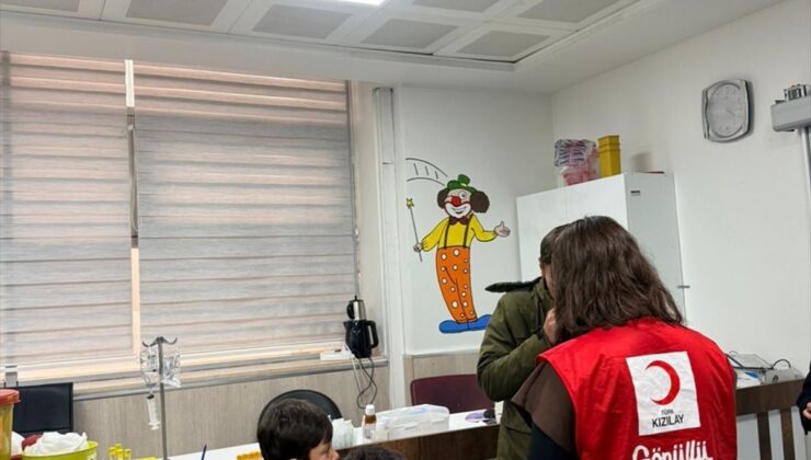 Kızılay gönüllülerinden hastanedeki çocuklara bayram ziyareti