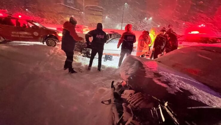 Otomobiller, kafa kafaya çarpıştı; 2’si çocuk 7 yaralı