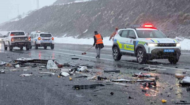 Tatvan’daki feci kazada karı koca hayatını kaybetti