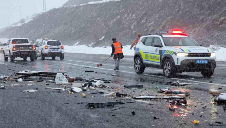 Tatvan’daki feci kazada karı koca hayatını kaybetti