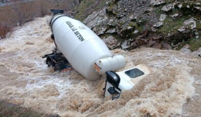 Bitlis’te dereye düşen beton mikserinin sürücüsü kayboldu