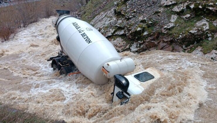 Bitlis’te dereye düşen beton mikserinin sürücüsü kayboldu
