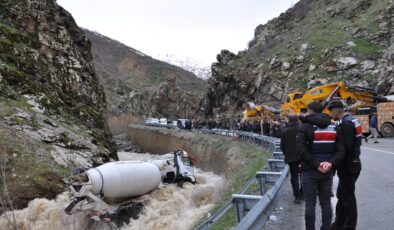 Bitlis’te dereye düşen beton mikserinin sürücüsünün cansız bedenine ulaşıldı