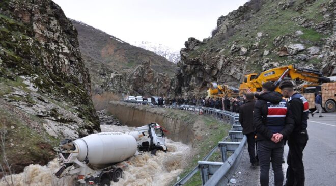 Bitlis’te dereye düşen beton mikserinin sürücüsünün cansız bedenine ulaşıldı
