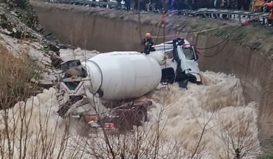 Bitlis’te Dereye Yuvarlanan Beton Mikserinin Şoförü Kayboldu