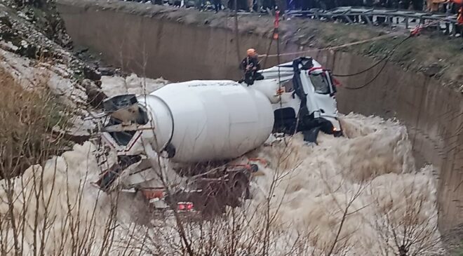 Bitlis’te Dereye Yuvarlanan Beton Mikserinin Şoförü Kayboldu