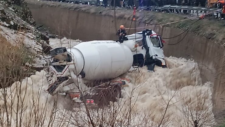 Bitlis’te Dereye Yuvarlanan Beton Mikserinin Şoförü Kayboldu
