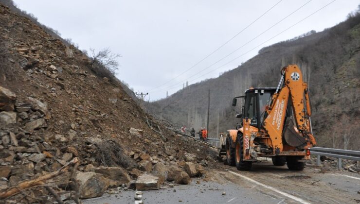 Bitlis’te heyelan nedeniyle kapanan yol ekiplerce açıldı