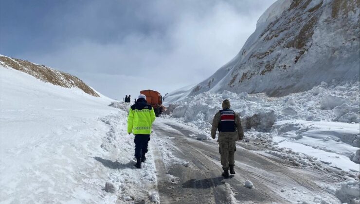 Bitlis’te kara yoluna düşen çığ temizlendi