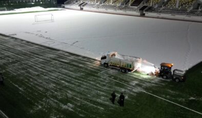 Bitlis’te maç öncesi sahada karla mücadele çalışması