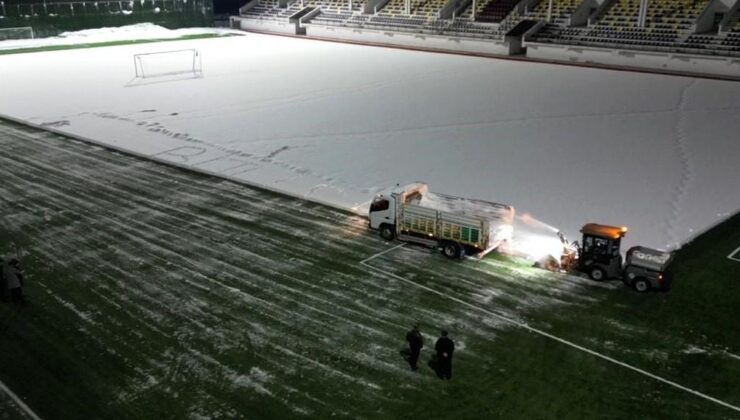 Bitlis’te maç öncesi sahada karla mücadele çalışması