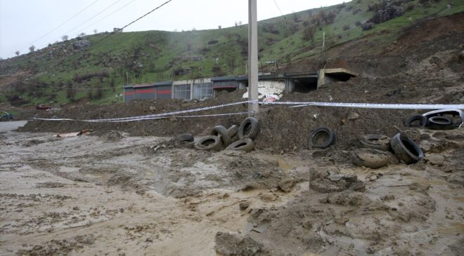 Bitlis’te sağanak heyelana yol açtı