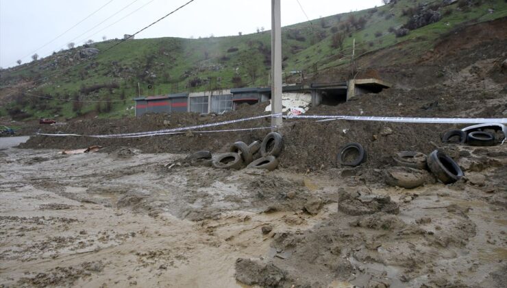 Bitlis’te sağanak heyelana yol açtı