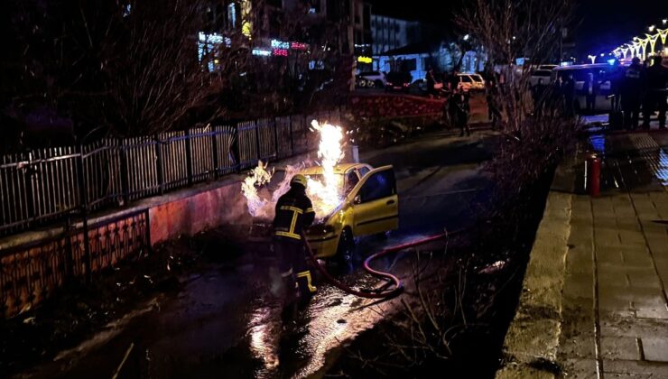 Bitlis’te seyir halindeki otomobil yandı