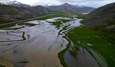 Bitlis’teki Güzeldere Menderesleri adeta doğal göl oldu