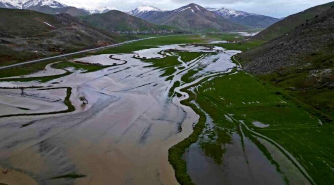Bitlis’teki Güzeldere Menderesleri adeta doğal göl oldu