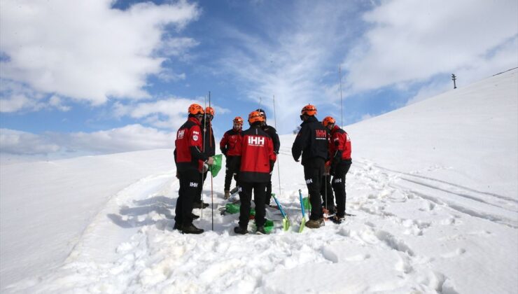 Gönüllü arama kurtarma ekibine çığ olaylarına müdahale için karda zorlu eğitim