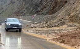 Hizan-Bahçesaray yoluna dökülen çamur ve kayalar temizlendi