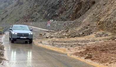 Hizan-Bahçesaray yoluna dökülen çamur ve kayalar temizlendi