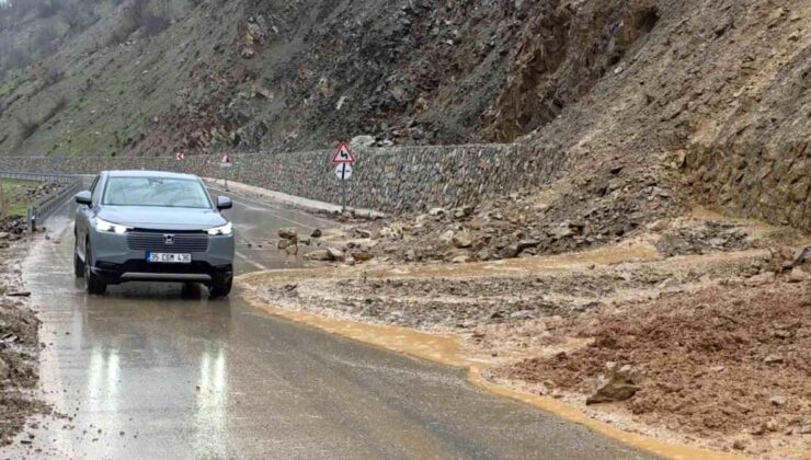 Hizan-Bahçesaray yoluna dökülen çamur ve kayalar temizlendi