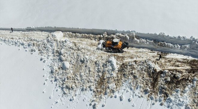 Muş ve Bitlis’te ekipler nisanda karla mücadele çalışması yürütüyor