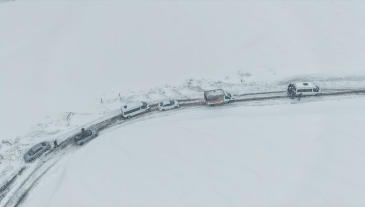 Muş’ta kar ve tipi nedeniyle yolda mahsur kalanlar kurtarıldı
