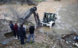 Mutki’de dereye kapılan kepçe kurtarıldı