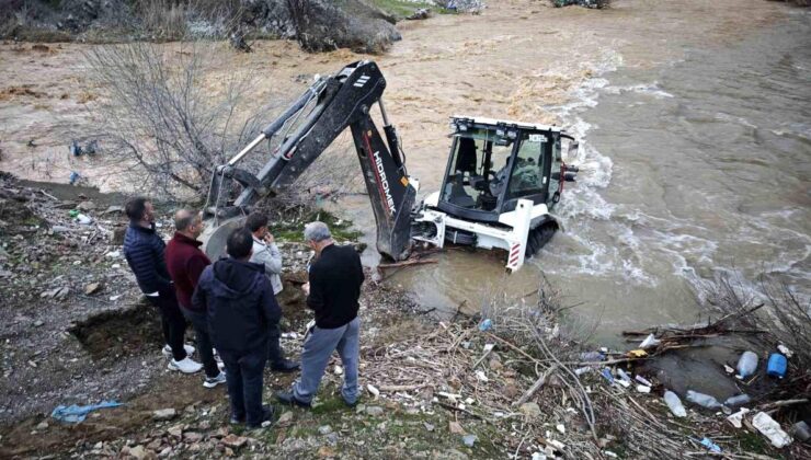 Mutki’de dereye kapılan kepçe kurtarıldı