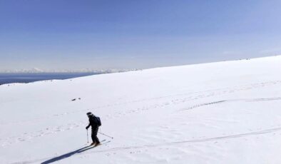 Polonyalı dağcılar Süphan Dağı’ndan kayakla indi
