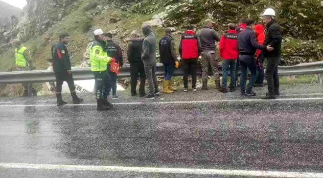 Tatvan’da beton mikseri dereye uçtu