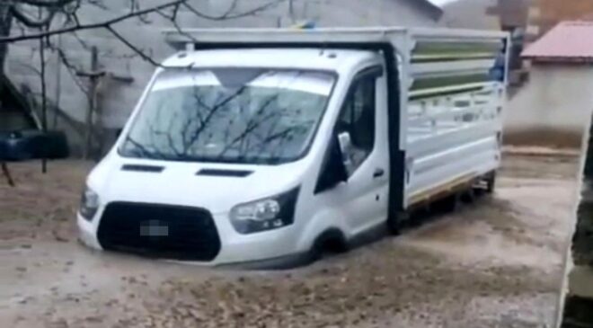 Tatvan’da sel felaketi: Araçlar ve hayvanlar mahsur kaldı