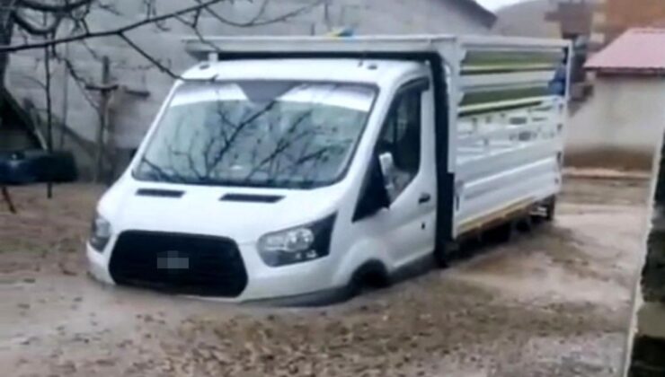 Tatvan’da sel felaketi: Araçlar ve hayvanlar mahsur kaldı